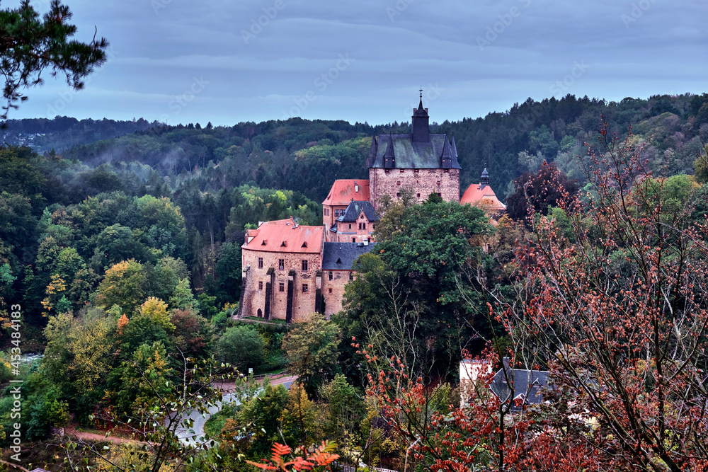Burg Kriebstein in der Morgendämmerung.