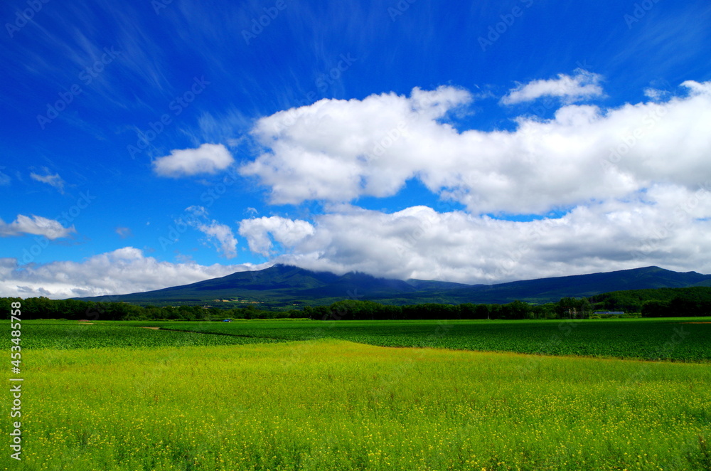 雲がかかる斜里岳