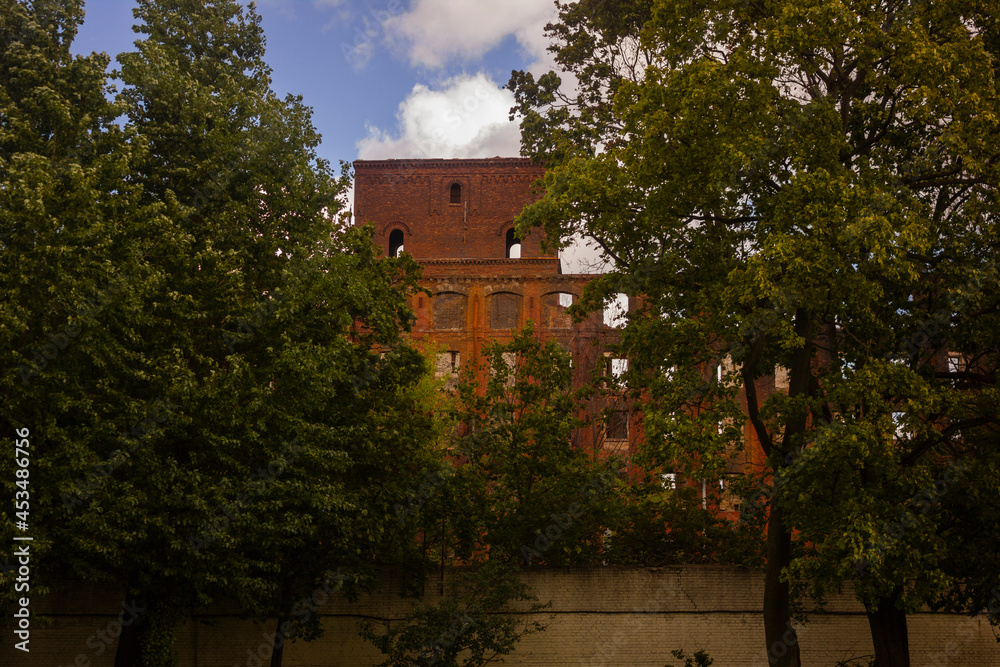 Obraz premium An old abandoned brick factory that recently burned down and only the facade remains