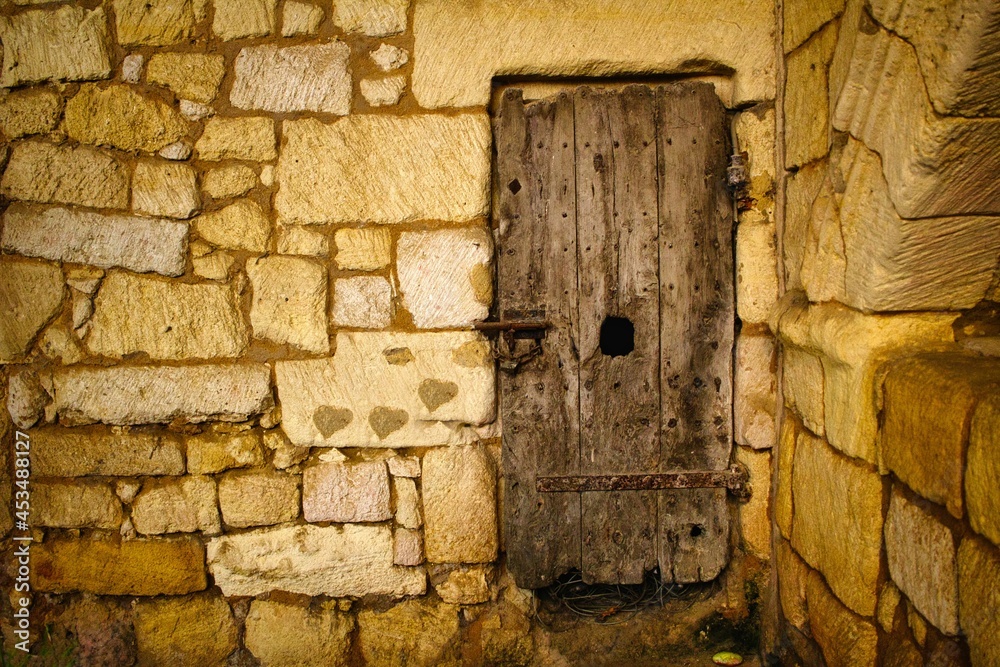 Saint-Emilion, porte ancienne avec coeurs.