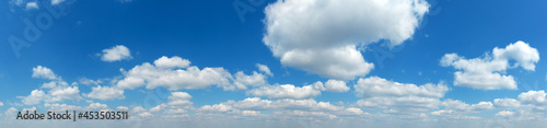 Panorama Blue sky and white clouds. Bfluffy cloud in the blue sky background © Pakhnyushchyy