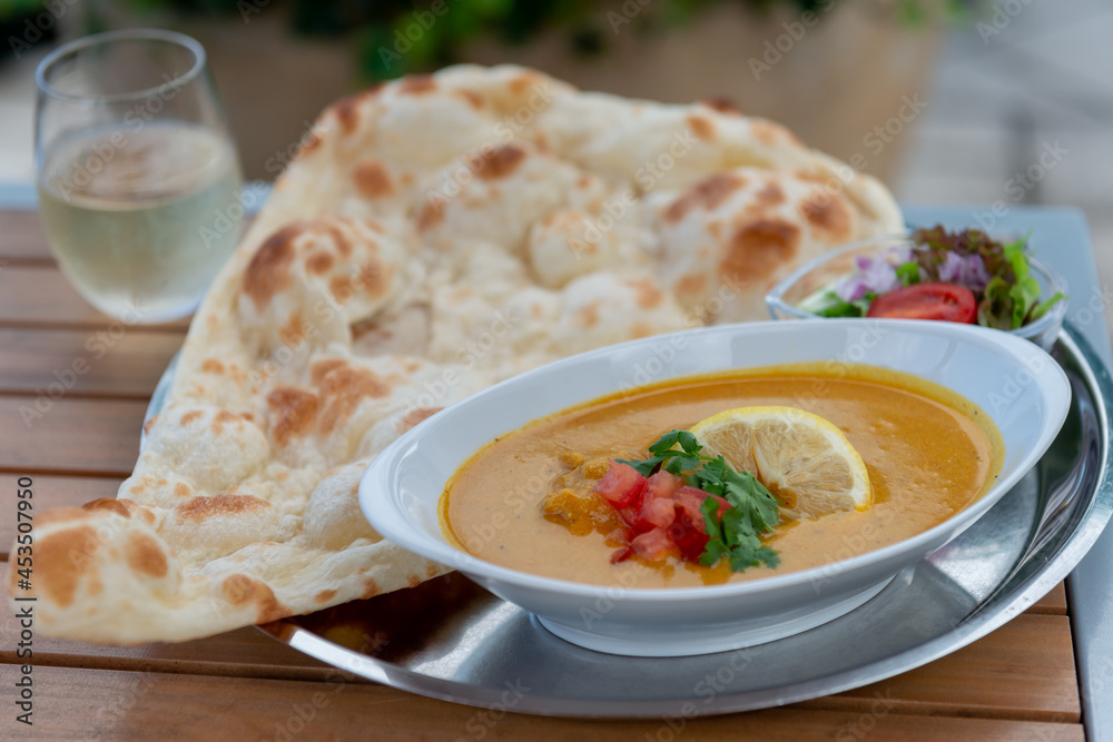 カレーとナン　レモンチキンカレー