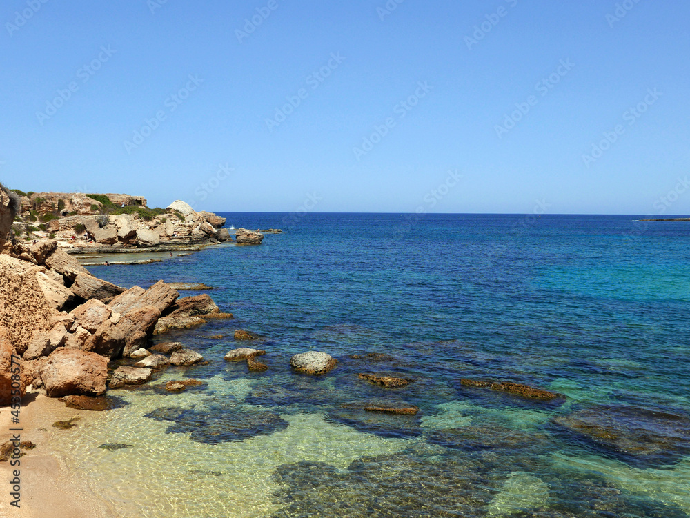 scenica vista del mare limpido della Sicilia in estate
