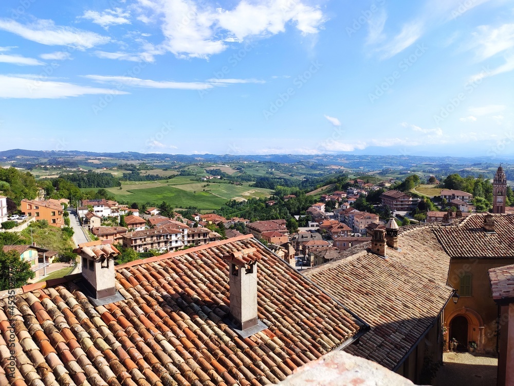 Monforte d'Alba: vista dall'alto dei tetti del borgo, con le colline delle Langhe all'orizzonte