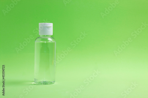 Bote de gel hidroalcoholico con fondo verde orizontal para la desinfección de manos, protección ante el coronavirus. photo