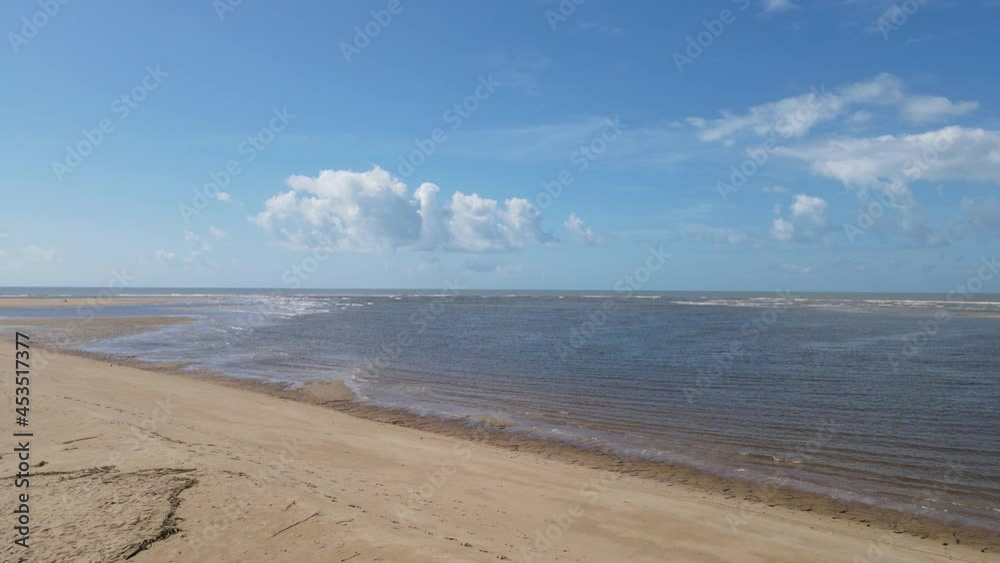 Passarela Ecológica do Gigica sobre o manguezal e ao final praia fluvial e de mar aberto. Cidade de Mucuri, no sul da Bahia na região nordeste do Brasil.
Passarela Ecológica do Gigica sobre o manguezal e ao final praia fluvial e de mar aberto. Cidade de Mucuri, no sul da Bahia na região nordeste do Brasil.