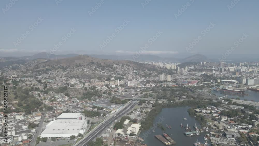 Imágem aérea da ponte Rio Niterói com o pedágio, entroncamento do transito, zona portuária e estaleiros. Na divisa da cidade de Niterói e São Gonçalo, no estado do Rio de Janeiro Brasil. Imágem aérea da ponte Rio Niterói com o pedágio, entroncamento do transito, zona portuária e estaleiros. Na divisa da cidade de Niterói e São Gonçalo, no estado do Rio de Janeiro Brasil.