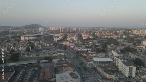 Wallpaper Mural Imágem aérea da Avenida Dom Hélder Câmara como residências, industria e comércio com por do sol ao fundo na zona norte da cidade do Rio de Janeiro. Torontodigital.ca