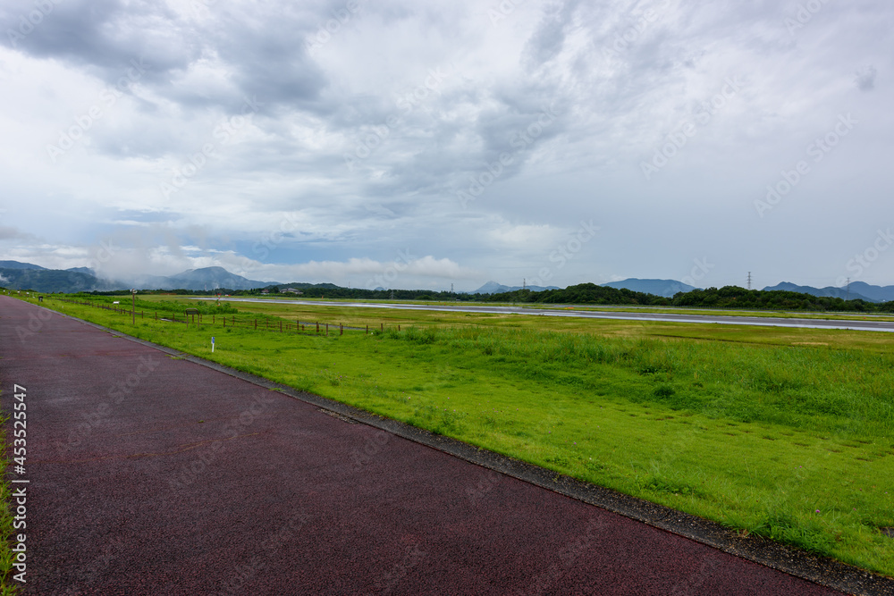 曇天の香川県高松空港の滑走路