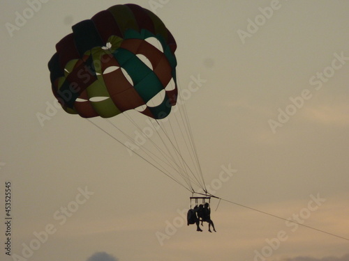 Fototapeta Naklejka Na Ścianę i Meble -  Parachute ascensionnel en Martinique