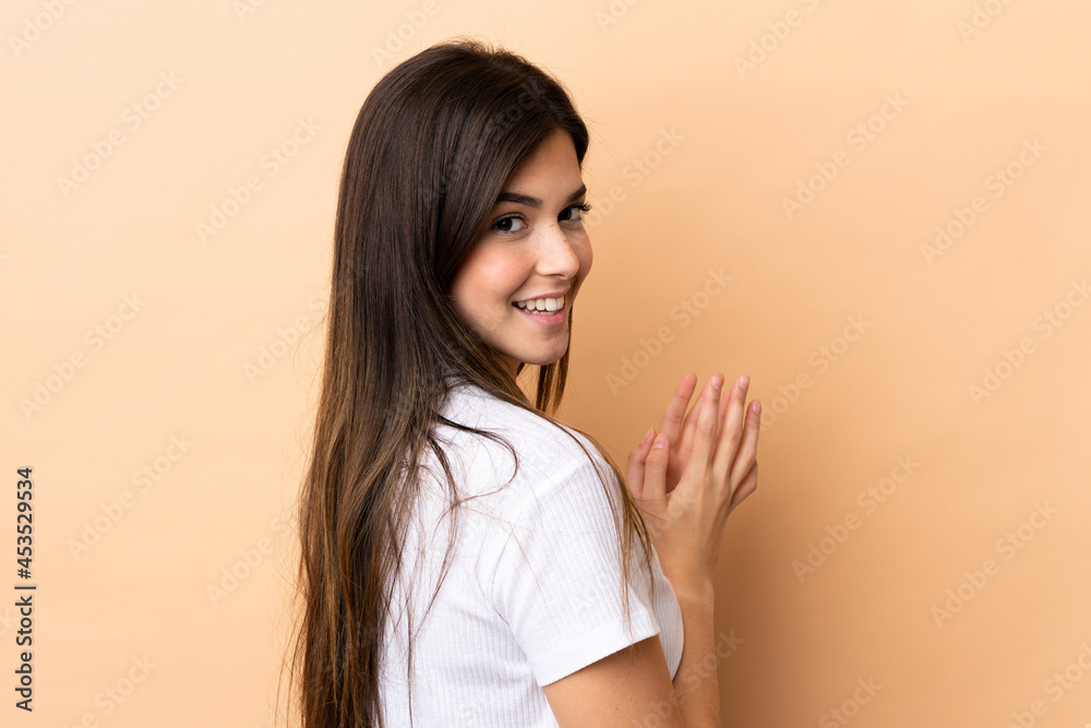 Obraz premium Teenager Brazilian girl over isolated background scheming something