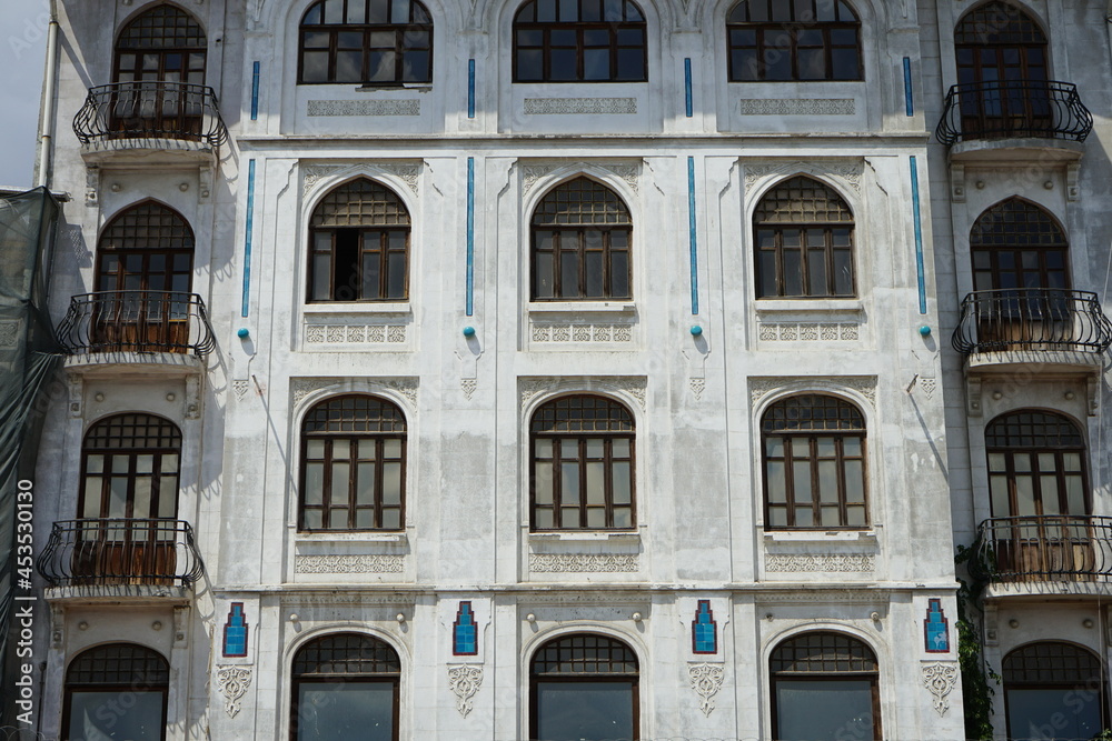 Φωτογραφία Sanierte weiße Fassade eines alten Gebäude im Sommer bei Sonnenschein im Stadtte