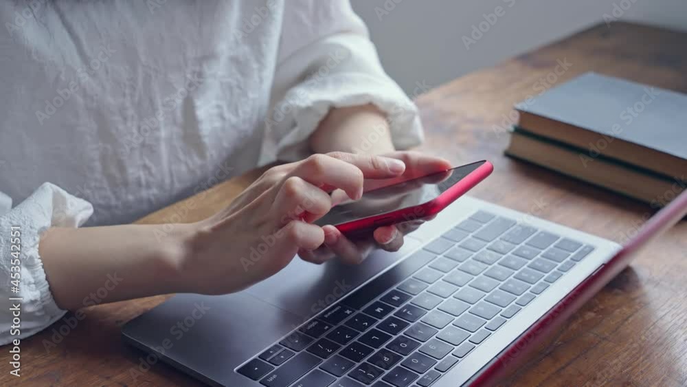 オフィスでスマホを使う女性 オフィスでスマホを使う女性