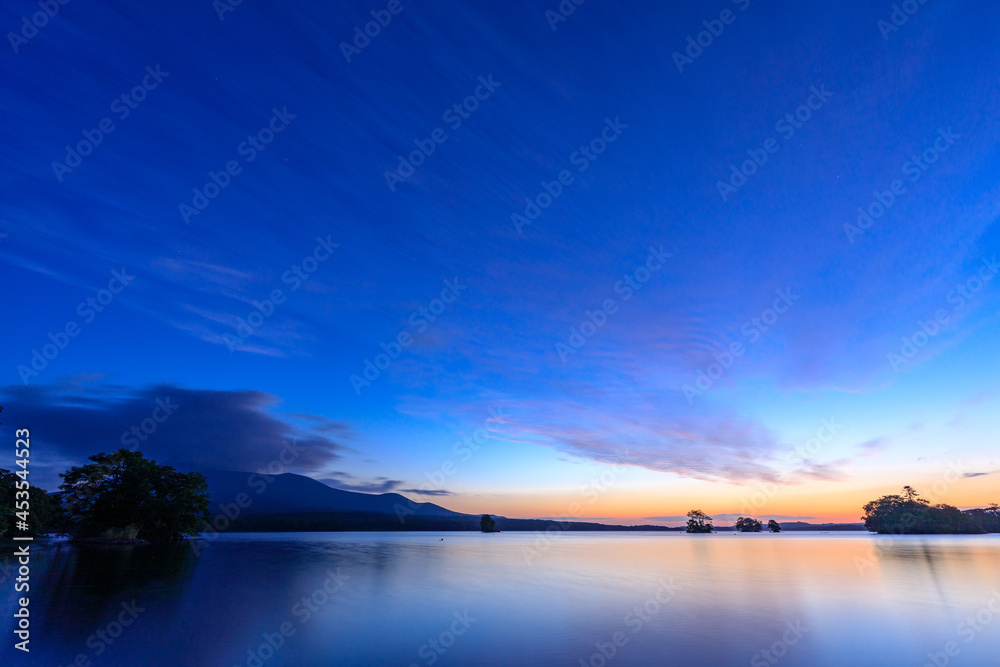 大沼国定公園大沼湖畔夜明けの風景