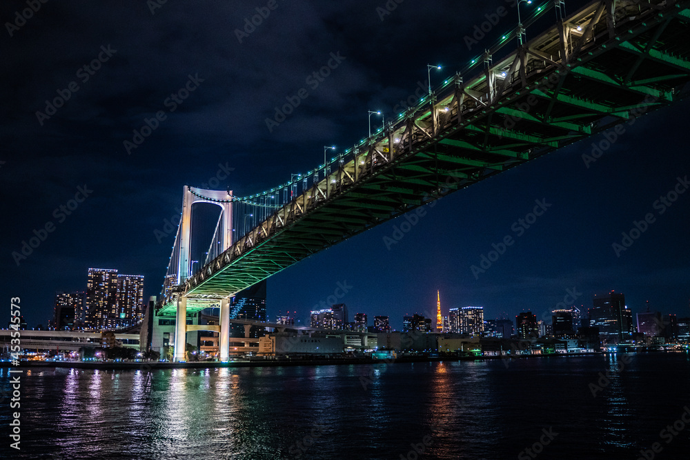 東京湾から見るレインボーブリッジと東京夜景