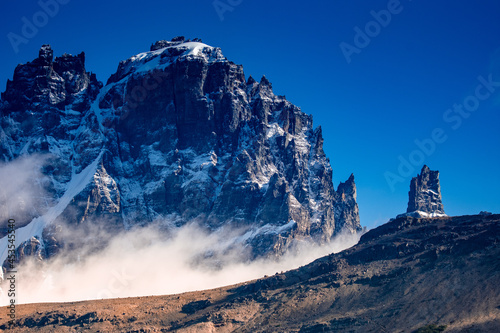 Las escarpadas laderas de Cerro Castillo. © luis