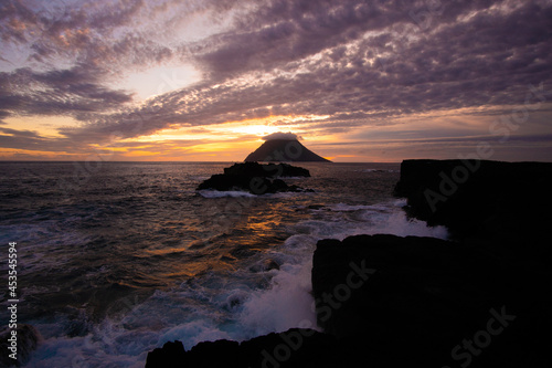 八丈島から見る八丈小島の夕景 © TAIGA