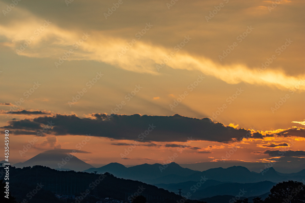 高崎市街から見る夕焼けの浅間山と山脈