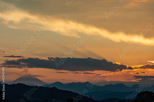 高崎市街から見る夕焼けの浅間山と山脈