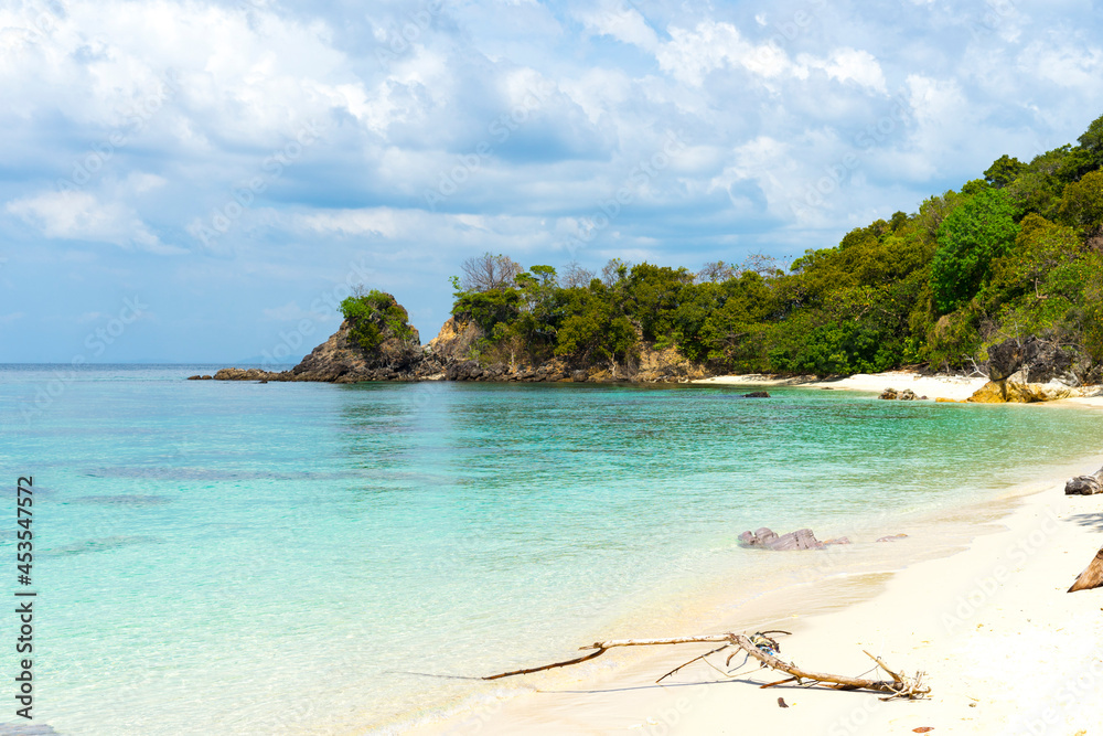 Fototapeta premium White sand beach and blue sky of Koh Khai near Koh Lipe, Satun, Thailand.