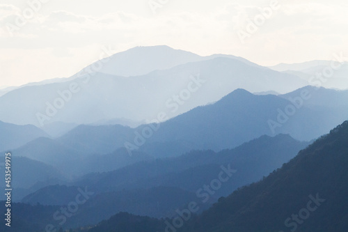 山並み　連山　グラデーション　山 © yogonobu