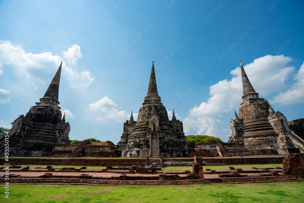 Fototapeta premium Wat Phra Si Sanphet in Ayutthaya, Thailand, Ayutthaya Historical Park in Ayutthaya. famous place for traveling in Phra Nakhon Si Ayutthaya Province, Thailand