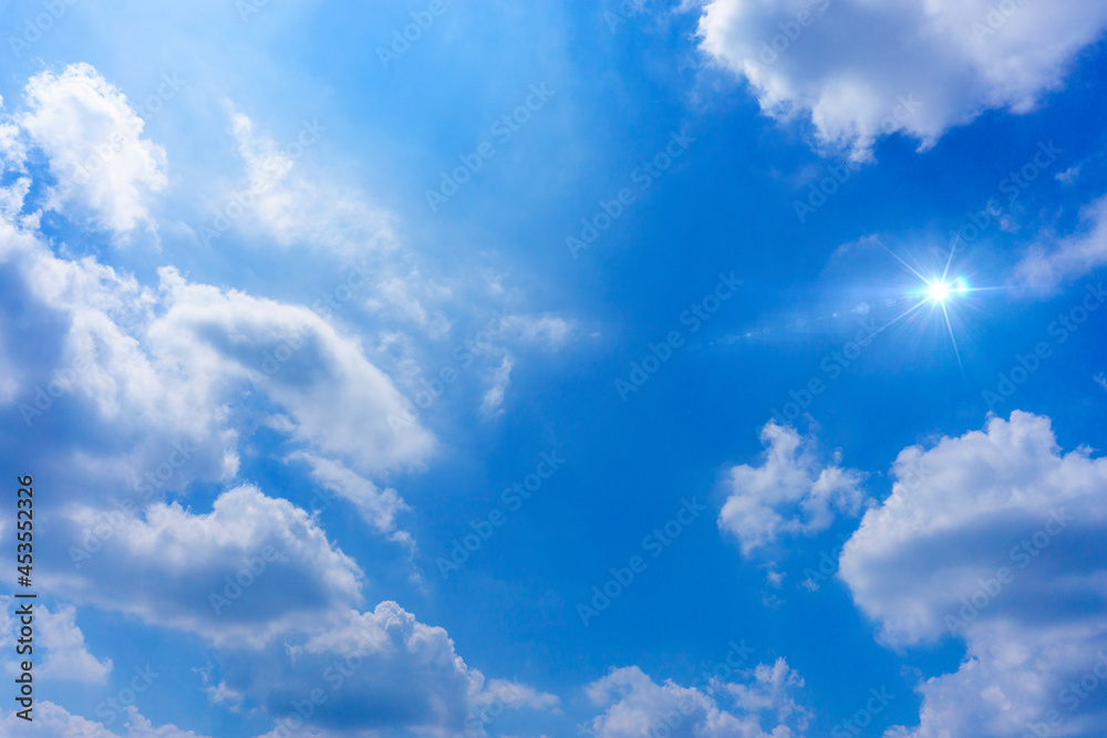 Obraz premium 太陽の日差しと爽やかな青空と雲の背景素材_d_14