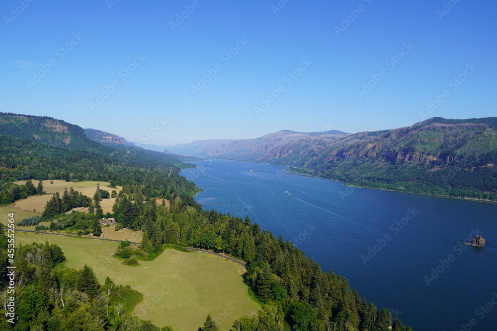 Perspective view along the Columbia Gorge