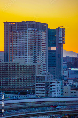夕日に照らされる東京の町並み
