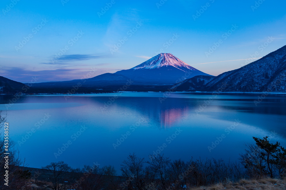 富士山と夕暮れ時の本栖湖　山梨県身延町にて