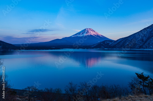 富士山と夕暮れ時の本栖湖 山梨県身延町にて