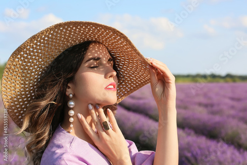 Beautiful young woman in la...