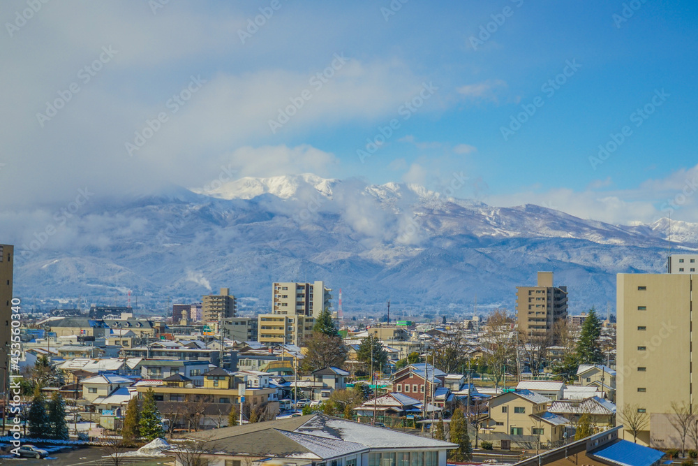 Naklejka premium 雪に覆われた福島の街のイメージ