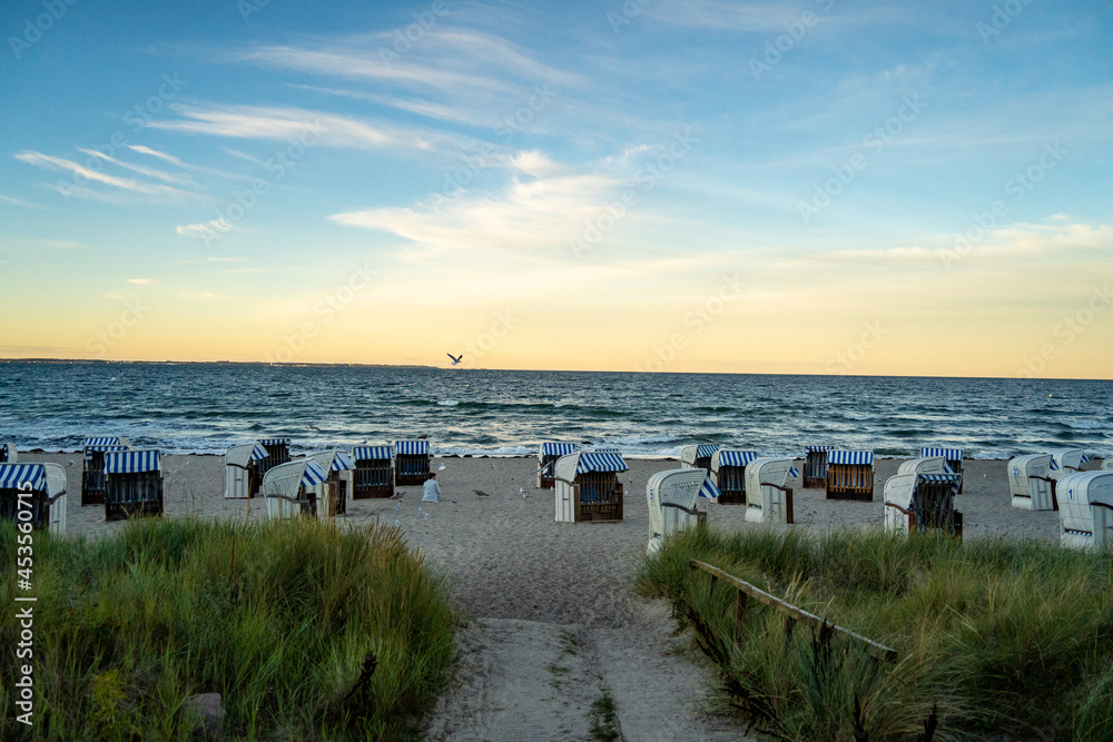 Strandkörbe bei Sonnenaufgang an der Ostsee in der Lübecker Bucht in Timmendorfer Strand