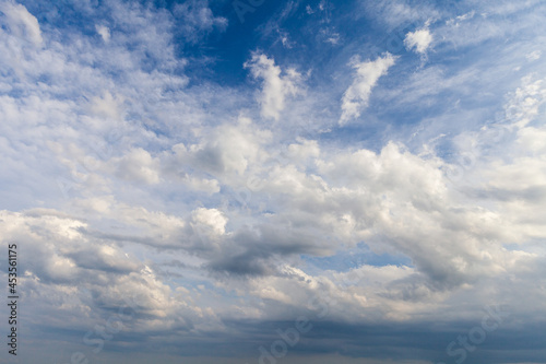 Cielo azzurro , in pianura, con nuvole bianche e grigie che annunciano la pioggia in estate.  photo