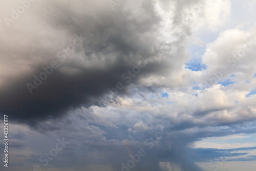 Nuvole bianche e grigie in cielo azzurro che annunciano il temporale estivo. photo