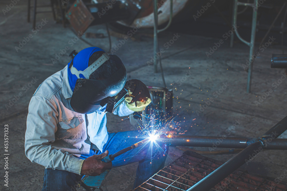 Welding male worker metal is part in machinery nozzle pipeline construction Welding male worker metal is part in machinery nozzle pipeline construction