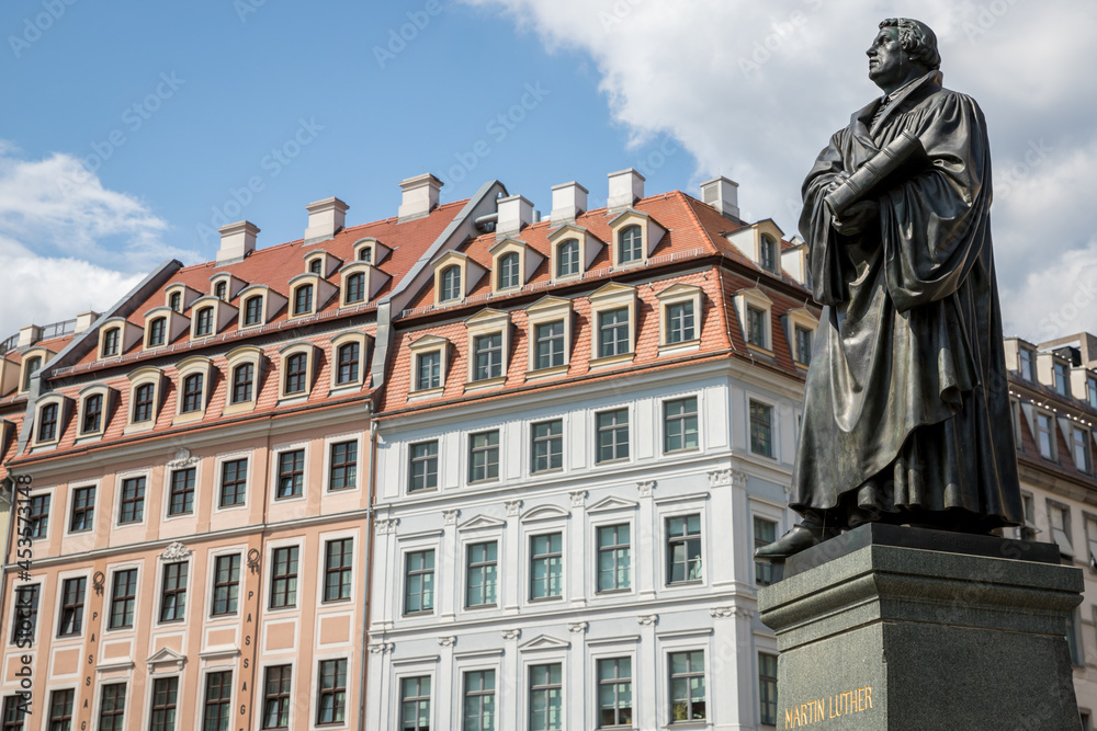 Fototapeta premium Schön restaurierte Wohnhäuser in Dresden