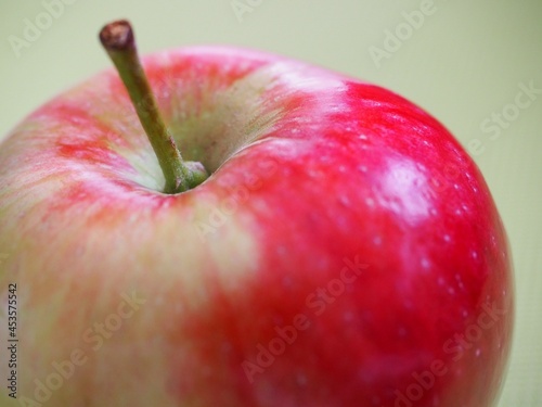 Czerwone jabłko z kropelkami wody