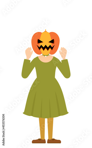 ハロウィンの仮装、カボチャのお化け姿の女の子が両手を構えて驚かせるポーズ
