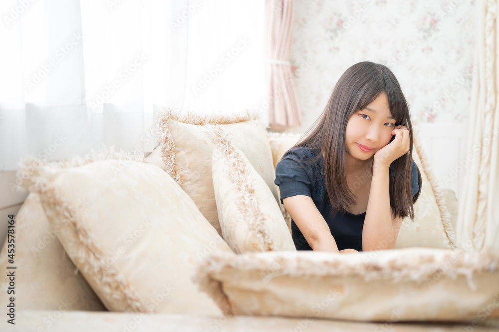 ソファーの上に乗っている20代の女性