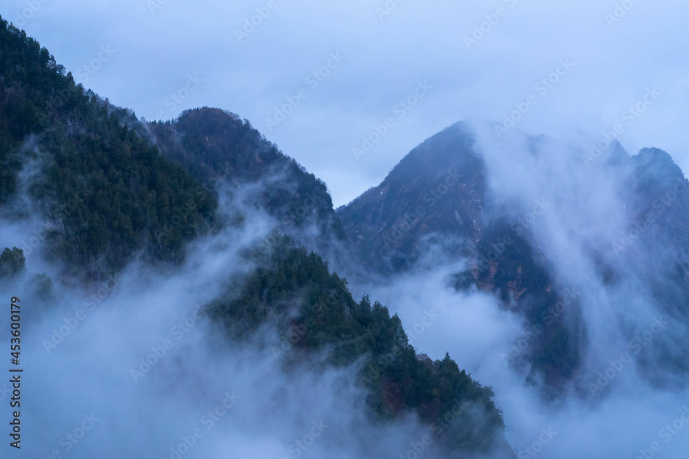 雲と霧と山