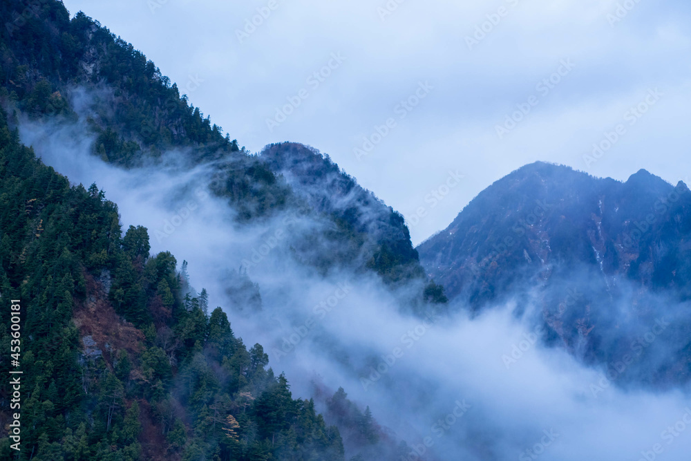 雲と霧と山