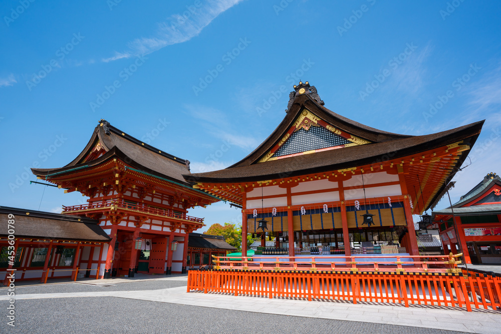 Fototapeta premium 京都 伏見稲荷大社の外拝殿と楼門