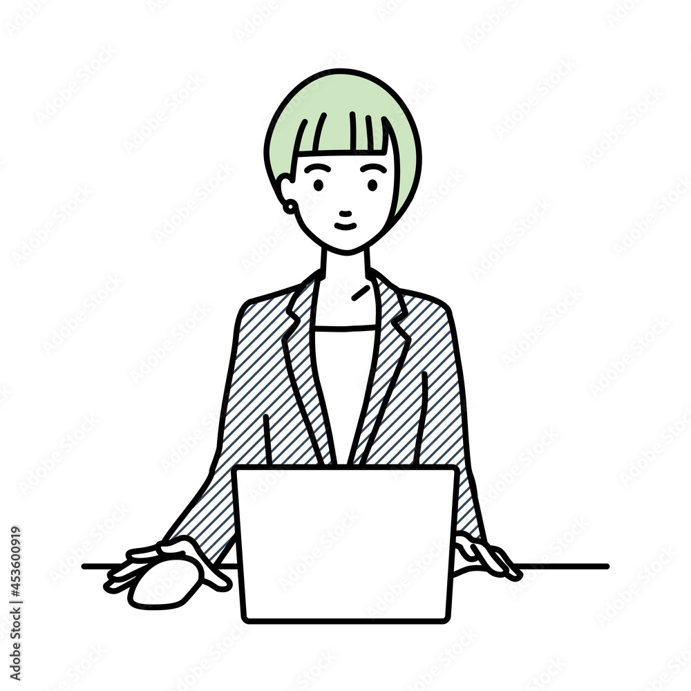 デスクで座ってPCを使っているスーツの女性 デスクで座ってPCを使っているスーツの女性