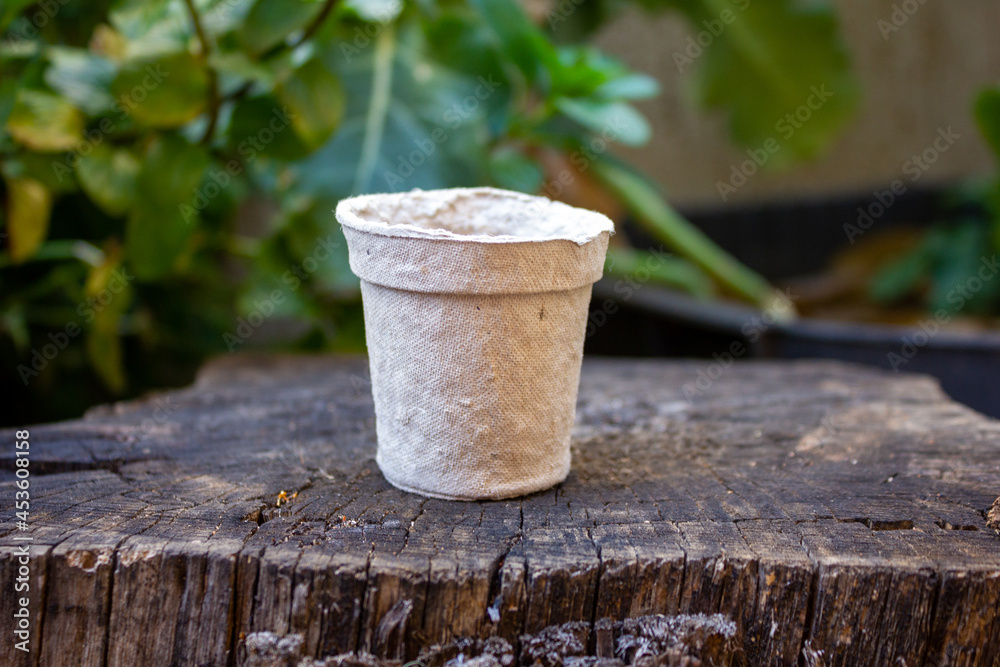 Single recycled potting pot used instead of plastic pots. Recycled pots can be directly planted in the ground. Single recycled potting pot used instead of plastic pots. Recycled pots can be directly planted in the ground.