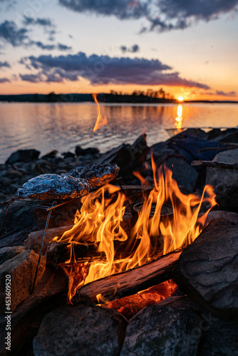 Lagerfeuer bei Sonnenuntergang