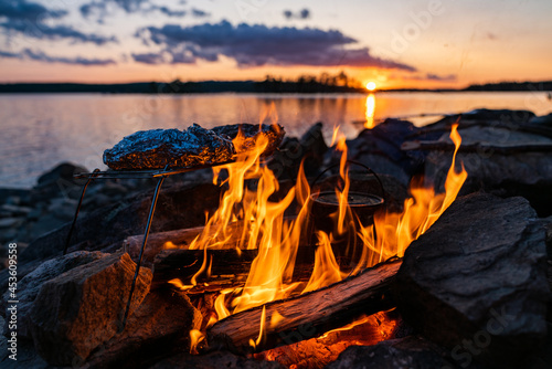 Lagerfeuer bei Sonnenuntergang
