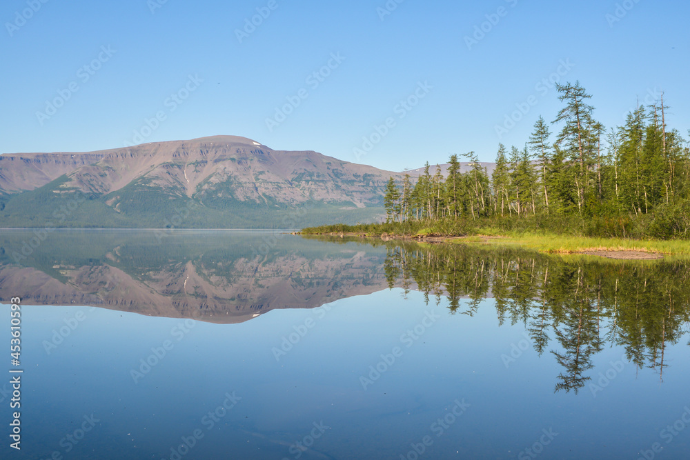 Obraz premium A mountain lake on the Putorana plateau.