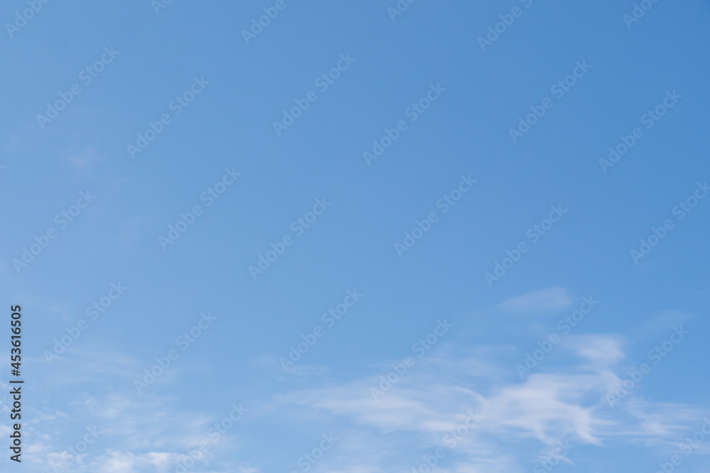 Weiße Wolken vor blauen Himmel an einem sonnigen Tag Weiße Wolken vor blauen Himmel an einem sonnigen Tag